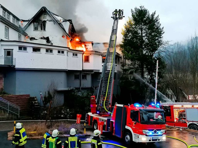 Einsatzkrfte der Feuerwehr lschen de...aurant &#8222;Schwarzwaldstube&#8220;.  | Foto: Andreas Rosar (dpa)