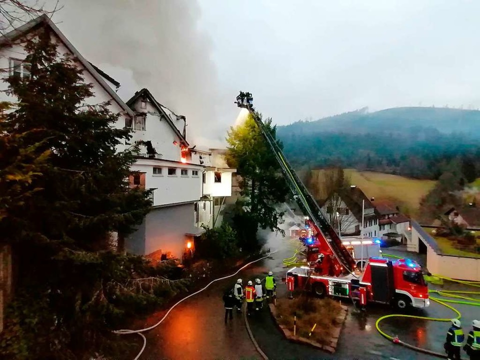 Einsatzkräfte der Feuerwehr löschen de...aurant &#8222;Schwarzwaldstube&#8220;.  | Foto: Andreas Rosar (dpa)