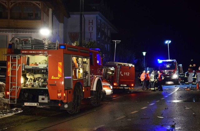 Einsatzkrfte der Freiwilligen Feuerwe...ck in der Gemeinde Ahrntal in Sdtirol  | Foto: - (dpa)