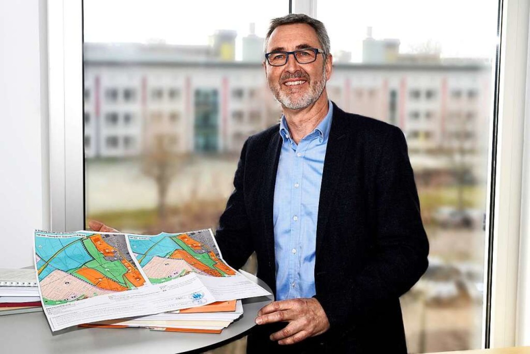 Johannes Dreier in seinem Büro im Regi...m Flächennutzungsplan fürs  SC-Stadion  | Foto: Thomas Kunz