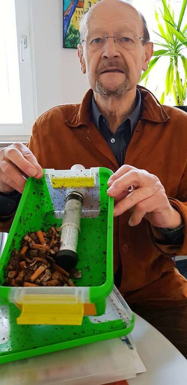 Richard Schweizer mit seiner selbst entwickelten Sammelbox fr Zigarettenkippen.  | Foto: Gerhard Walser
