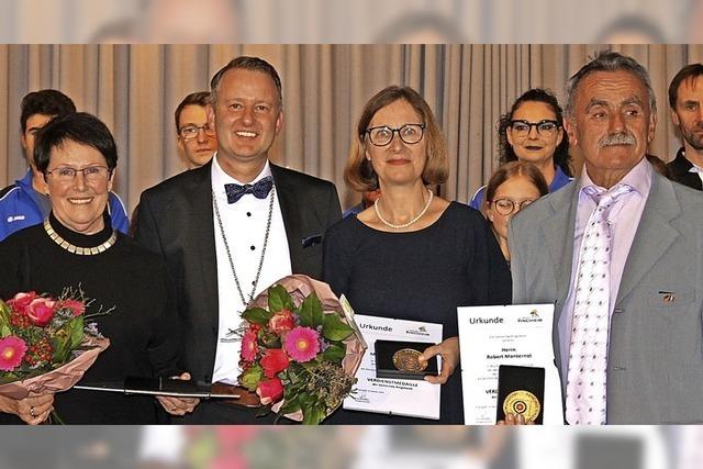 Verdienstmedaille fr drei Motoren der Partnerschaft