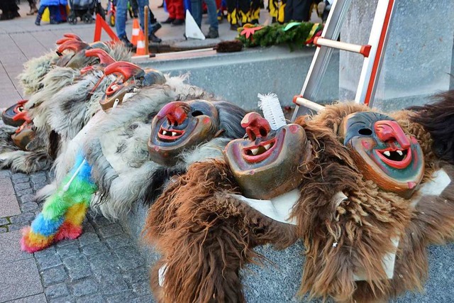 Die Masken liegen am Brunnen zum Abstauben bereit.  | Foto: Horatio Gollin