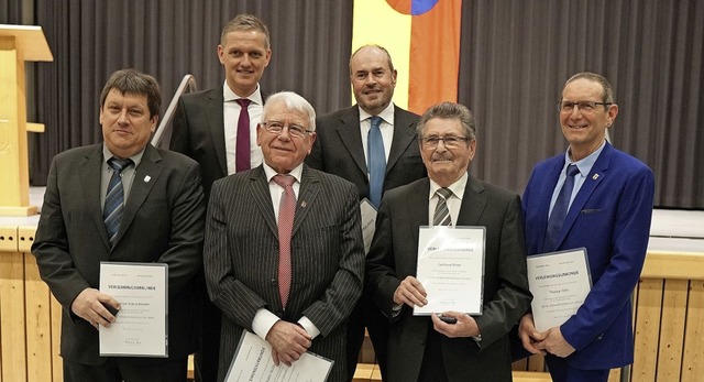 Brgermeister Ferdinand Burger (Zweite...mas Fehr fr ihre Verdienste in Wyhl.   | Foto: Jrgen Schweizer