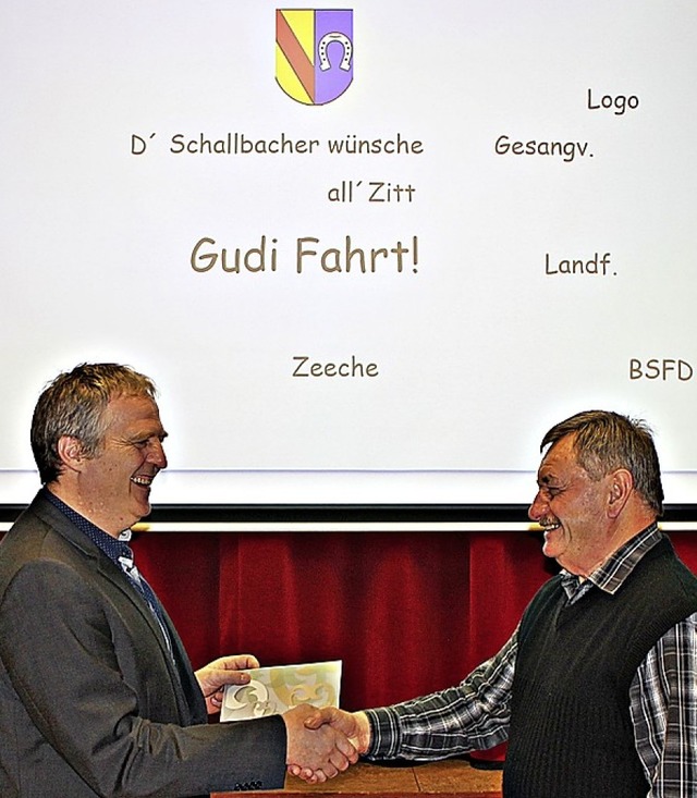 Brgermeister Grlin (links) gratulie...rtseingangsschilder gefiel am besten.   | Foto: Rolf Rhein