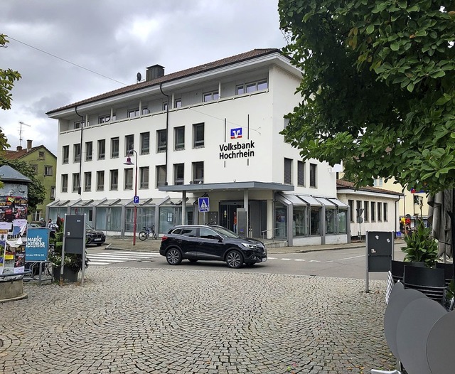 Die Volksbank Hochrhein in Tiengen an ...nd durch einen Neubau ersetzt werden.   | Foto: Schlichter, Juliane