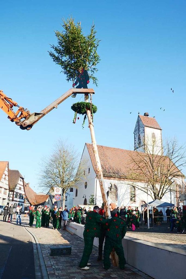 Unter groem Interesse wurde am Montag...renbaum beim Gemeindezentrum gestellt.  | Foto: Roland Vitt