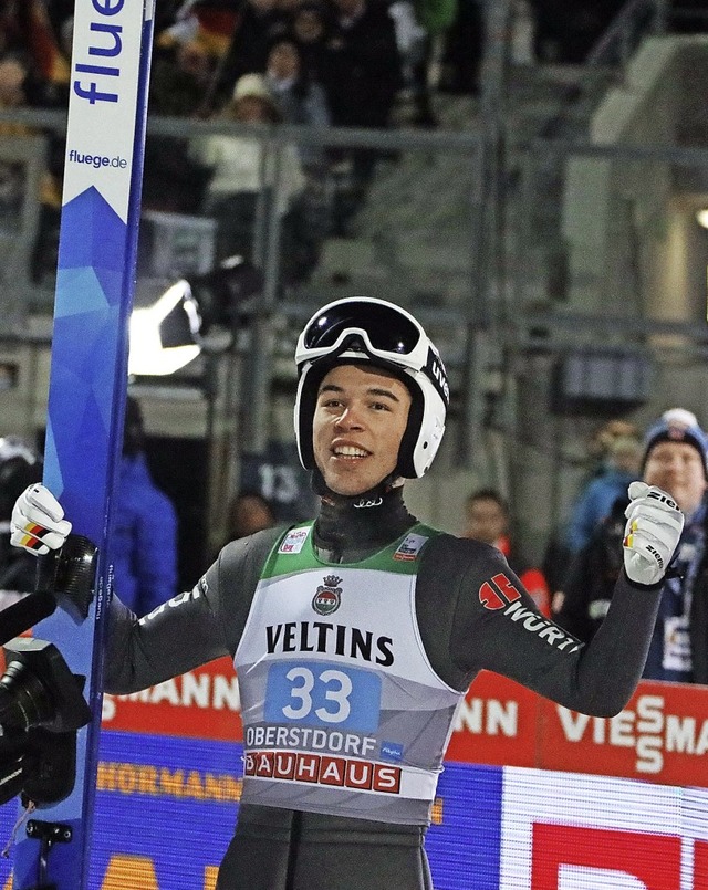 Skispringer Luca Roth schaffte es beim...das Finale der besten 30 und jubelte.   | Foto: Joachim Hahne