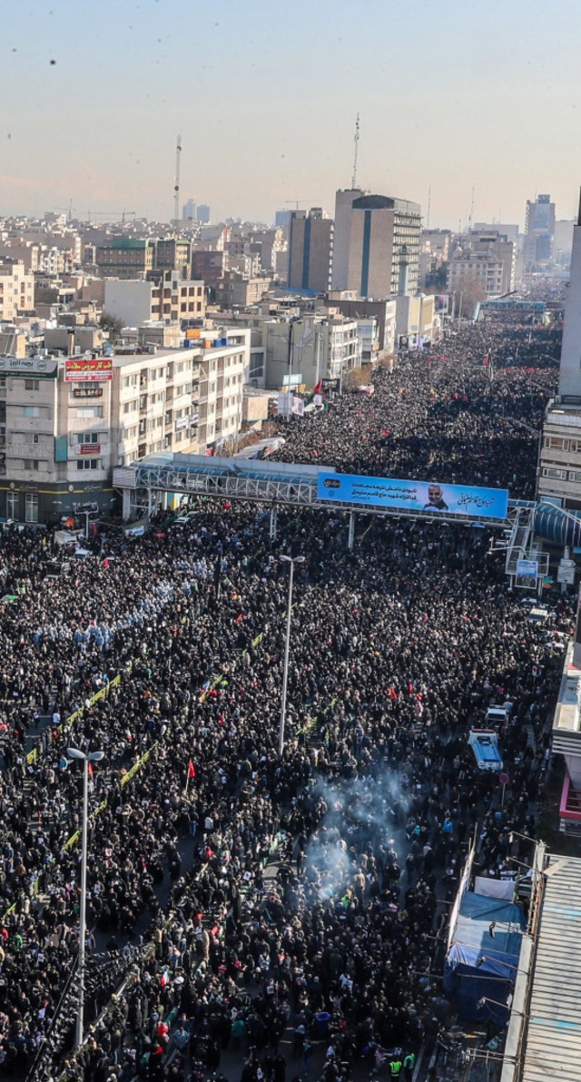 Menschenmassen in Teheran: Trauerzug fr den getteten Ghassem Soleimani  | Foto: Saeid Zareian (dpa)