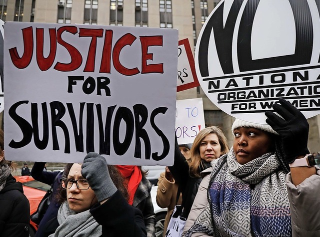 Dutzende Frauen protestierten vor dem Gericht gegen sexuelle Gewalt.  | Foto: SPENCER PLATT (AFP)