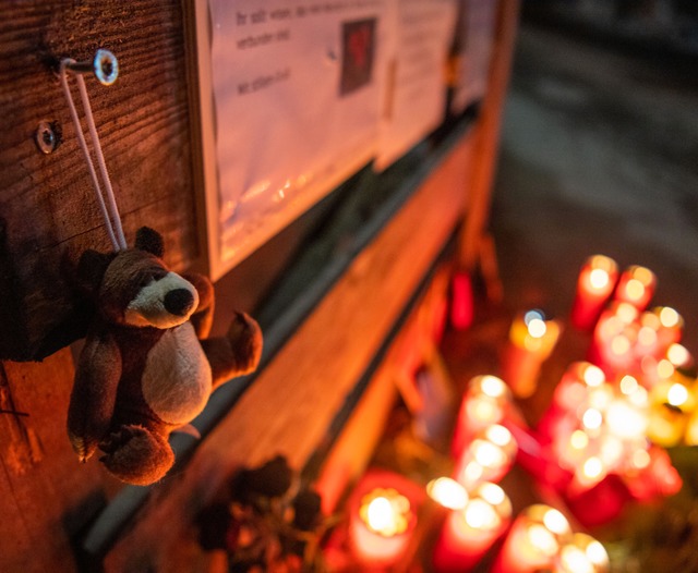 Ein Stoffbr, Blumen und Kerzen erinnern am Ort des Unfalls an die Opfer.  | Foto: Lino Mirgeler (dpa)