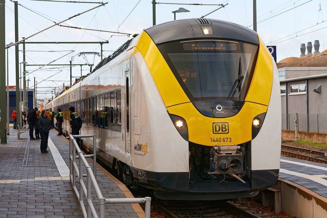 Beim Startschuss  fr die Ost-West-Ach... Continental am Bahnsteig in Endingen.  | Foto: Martin Wendel