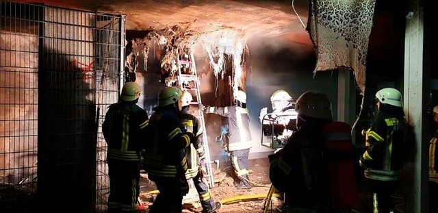 Der Schaden am Gebude sieht hier schl...rt wieder Unterricht stattfinden kann.  | Foto: Feuerwehr