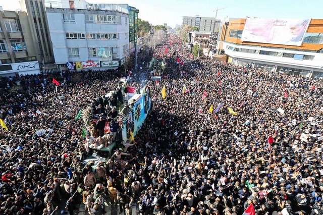 Hunderttausende Iraner hatten sich am ...mani zu einer Trauerfeier versammelt. | Foto: ATTA KENARE (AFP) Hunderttausende Iraner hatten sich am ...mani zu einer Trauerfeier versammelt. | Foto: ATTA KENARE (AFP)