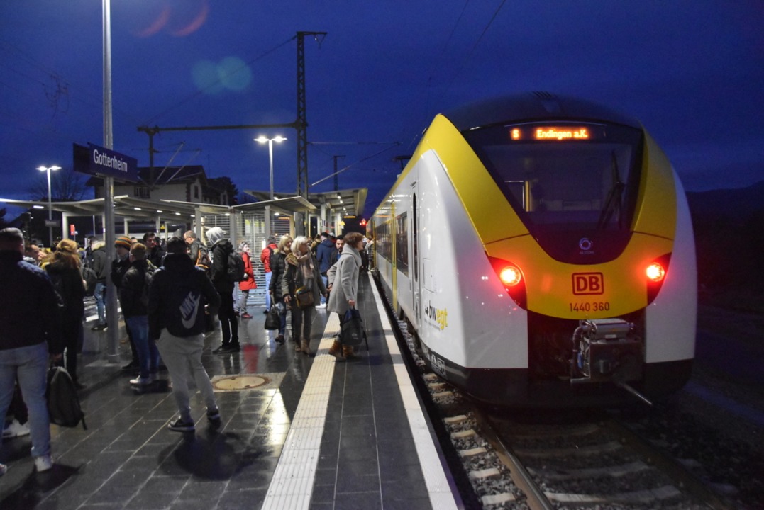 Ratlose Fahrgste im morgendlichen Ber...erbindung in Richtung Freiburg warten.  | Foto: Manfred Frietsch