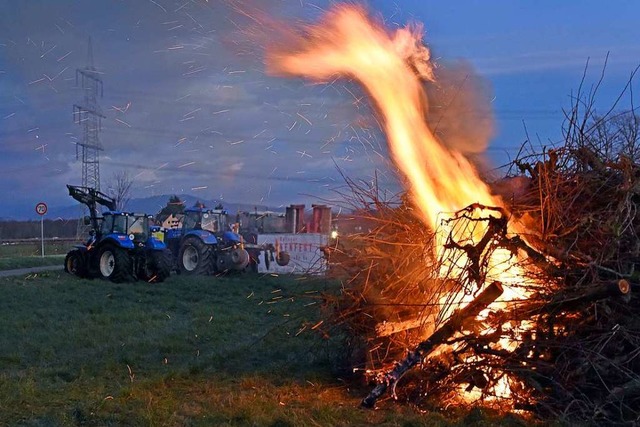 Unter sich blieben die Landwirte beim Mahnfeuer am Ortseingang von Opfingen  | Foto: Michael Bamberger