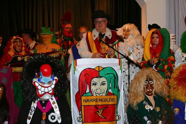 Obergildenmeister Jrg Rokopf inmitten von Symbolfiguren der Lrracher Fasnacht  | Foto: Peter Gerigk