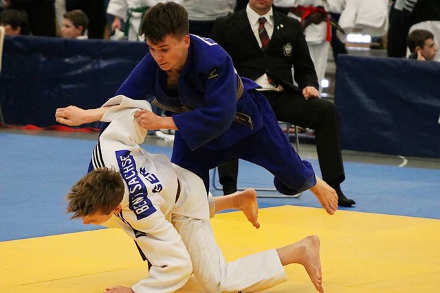 Max Dsterdiek (blauer Judoanzug) beim...ungsturnier in Duisburg im April 2019.  | Foto: Privat