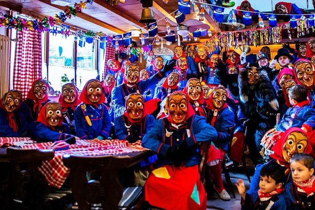 Die Gundelfinger Dorfhexen putzen sich fr die anstehende Fasnet heraus.  | Foto: Christian Lffller