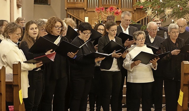 Die beiden Chre ergnzten das Konzert auf angenehme Weise.  | Foto: Roswitha Frey