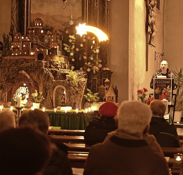 Im Namen des Gemeindeteams dankte Aldo...uchern fr den weihnachtlichen Abend.   | Foto: Horst Dauenhauer