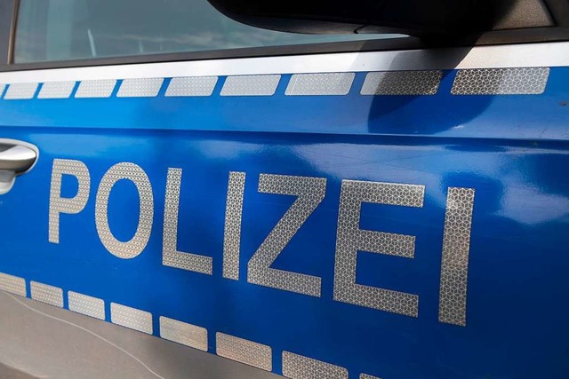 Die Polizei fahndet nach drei Unbekann...cke auf die B33a bei Offenburg warfen.  | Foto: Daniel Fleig