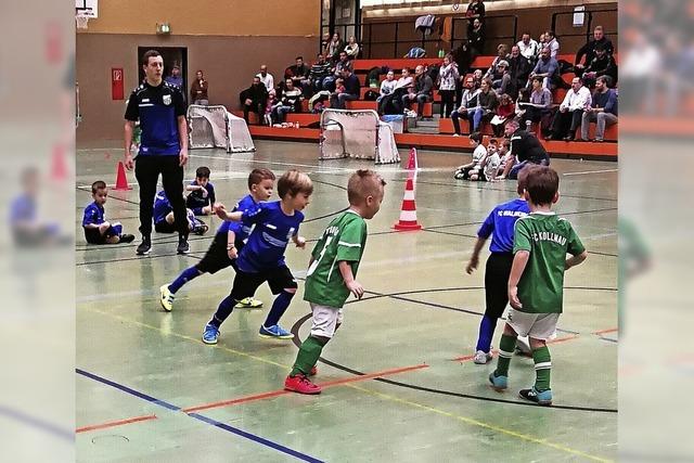 In der Halle rollt der Ball