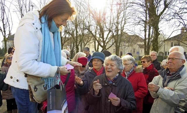 Gabriele Birlin-Pflger verteilt rosa ...nnerungen und Gedanken im neuen Jahr.   | Foto: Claudia Gempp