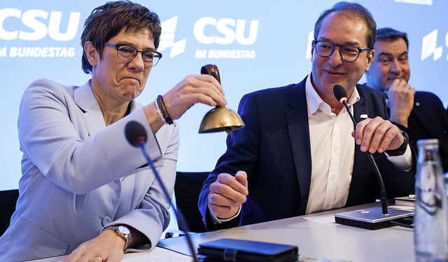 Kein Blatt Papier soll zwischen sie pa... Dobrindt (CSU) und Markus Sder (CSU)  | Foto: Matthias Balk (dpa)
