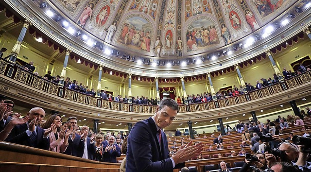 Das Parlament applaudiert am Dienstag ...n Ministerprsidenten  Pedro Snchez.   | Foto: Manu Fernandez (dpa)