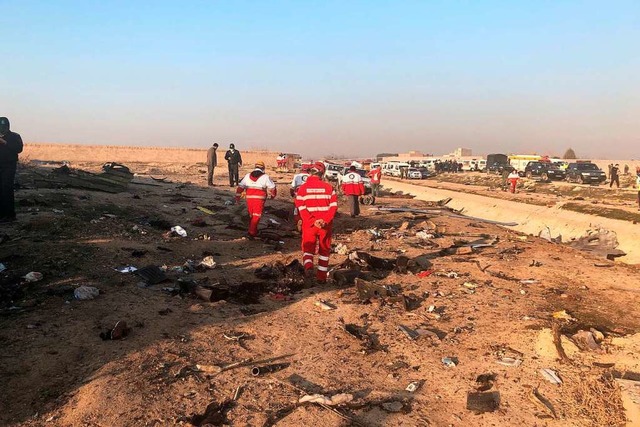 Flugzeugabsturz bei Teheran: Erste Bilder von der Absturzstelle.  | Foto: Mohammad Nasiri (dpa)