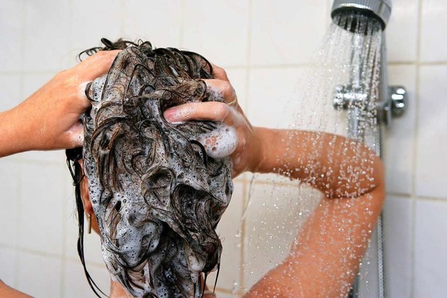Gefahr beim Duschen: Legionellen knne...schiedliche Erkrankungen  hervorrufen.  | Foto: Patrick Pleul