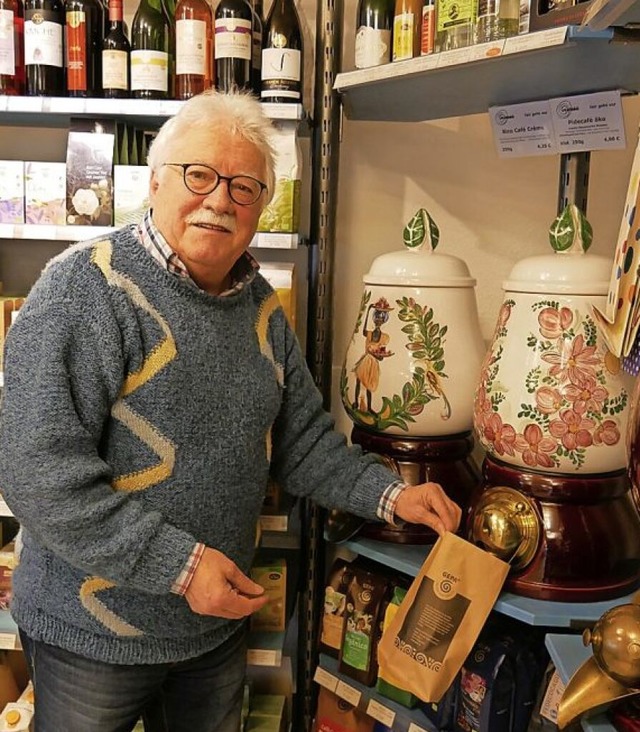 Willi Moosmann beim Abfllen des fair gehandelten Kaffees im Murger Weltldeli.  | Foto: Michael Gottstein