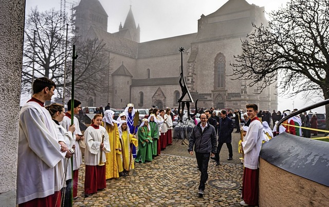 Nach dem Gottesdienst geleiteten die S...stergemeinde zum Hotel Stadt Breisach.  | Foto: Martin Hau