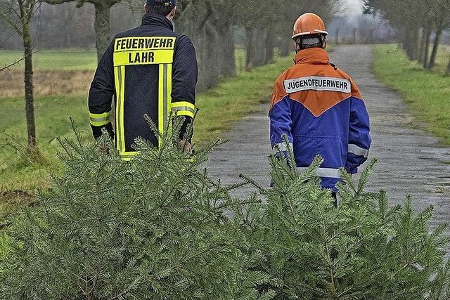 Die Jugendfeuerwehr holt die Weihnachtsbume ab