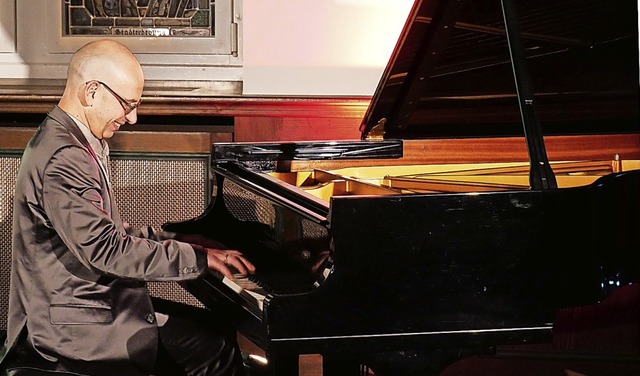 Der Pianist Georgi Mundrov beweist bei...Schlosses sein facettenreiches Spiel.   | Foto: Michael Gottstein