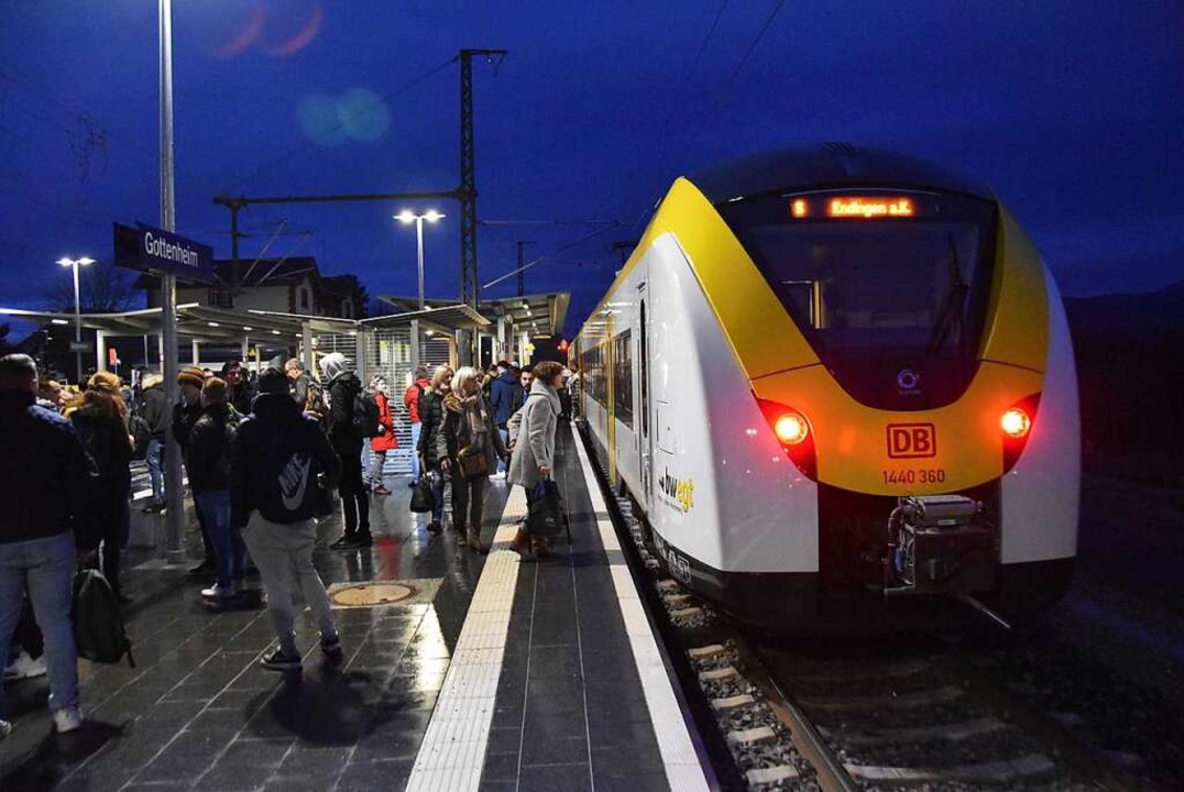 Wann geht es weiter?  Pendler  warten ... Bahnhof bis zu einer Stunde auf Zge.  | Foto: Manfred Frietsch