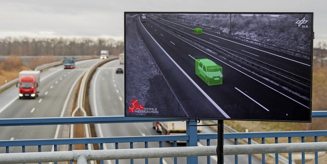 Auf einem Monitor ist zu sehen, wie im...enbttel Autos und Lkw erfasst werden.  | Foto: Julian Stratenschulte (dpa)