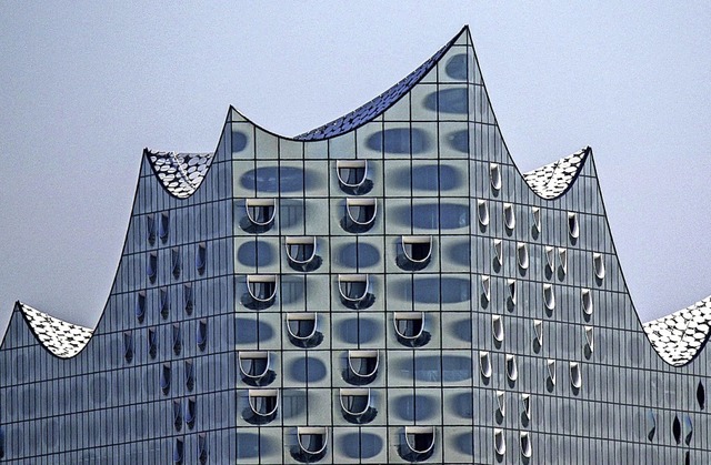 Ein spektakulrer Bau: die Hamburger Elbphilharmonie  | Foto: Axel Heimken (dpa)