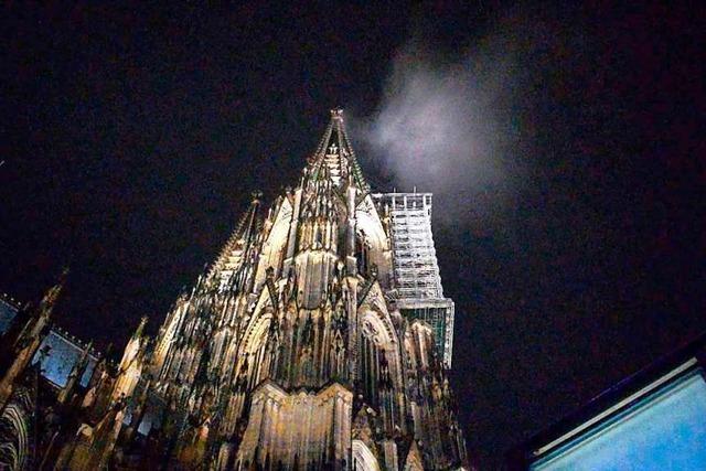 Wolke sorgt fr Groeinsatz der Feuerwehr am Klner Dom