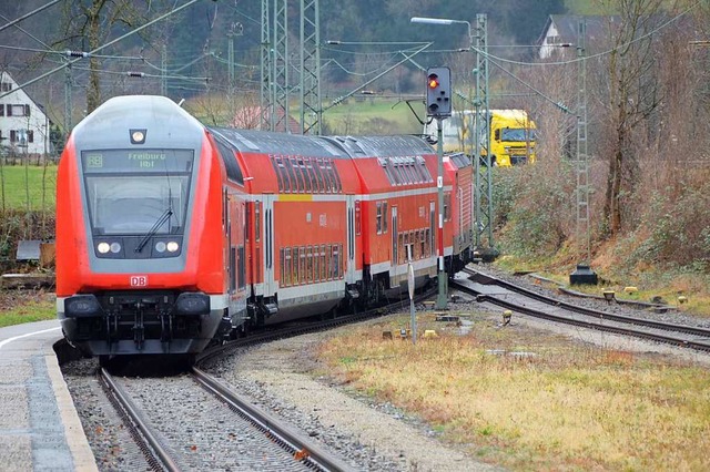 Manch einer vermisst sie schon: die roten Doppelstockwagen der Bahn.  | Foto: Markus Donner