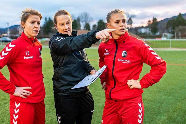 Jana Vojtekova (links) und Klara Bhl (rechts) mit  Trainerin Melanie Behringer  | Foto: Patrick Seeger