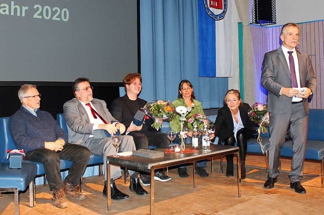 Aufs Podium hatte Brgermeister Josef ...exandra Bayart (von links) eingeladen.  | Foto: Christa Maier