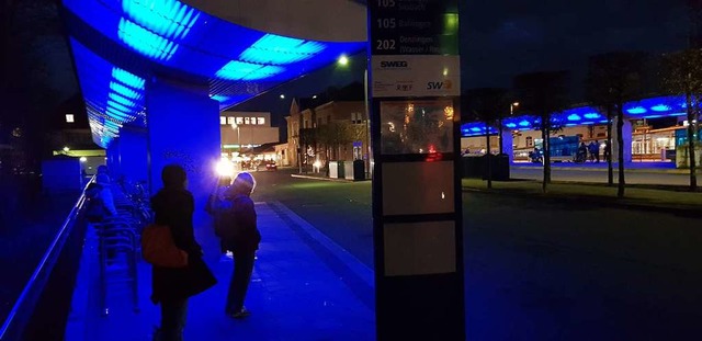 Blaue Stunde am Zentralen Omnibusbahnh...ktionieren teilweise schon nicht mehr.  | Foto: Gerhard Walser