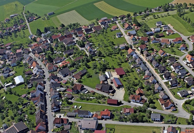 Ein 88 Kilometer langes Straennetz du...uftbild zeigt den Ortsteil Unadingen.   | Foto: Christa Maier