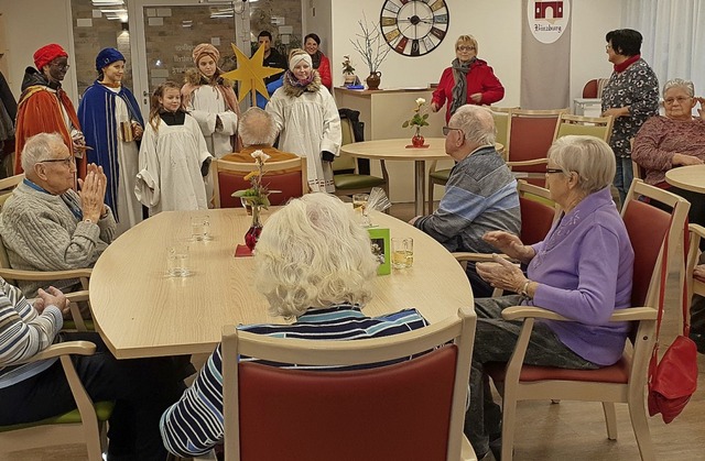 Die Senioren im neuen Tagespflege-Domi...die ersten Besucher, die Sternsinger.   | Foto: Generationennetzwerk Hohberg