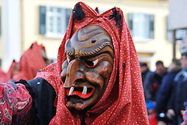 Die wurzel-knorrige Maske der Burghexe...ndrer Maskenschnitzer aus dem Elztal.  | Foto: Lars Schuh