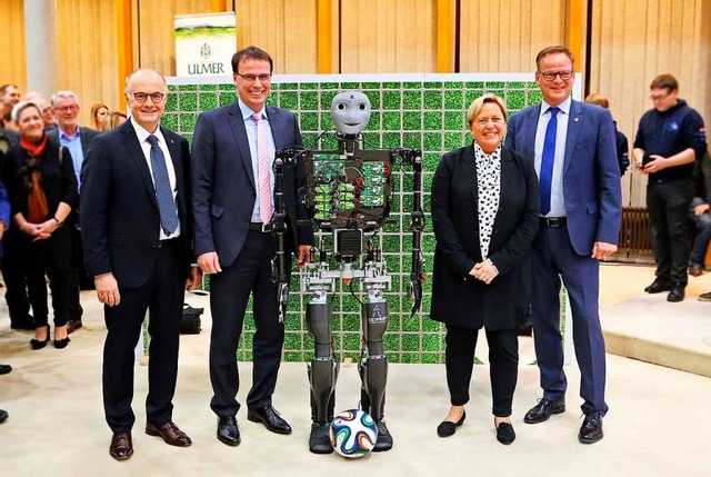 Gruppenbild mit dem kickenden Roboter ...ne Eisenmann und Landrat Frank Scherer  | Foto: hr