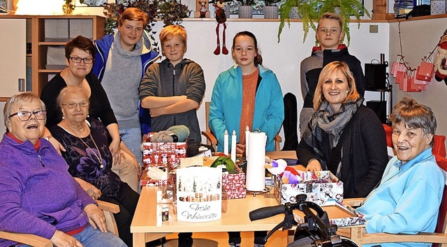 Judith Asal (zweite von rechts) war mi... in Zell, um Geschenke zu berreichen.  | Foto: privat