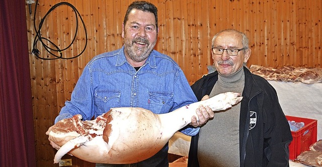 Wolf Griener (links) hatte beim Saujas...urnierleiter Norbert Mhl gratuliert.   | Foto: Karl-Heinz Rmmele
